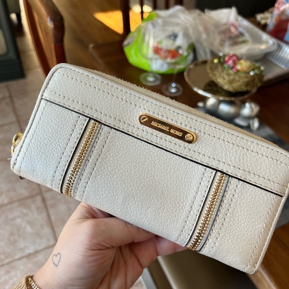 Michael Kors Wallet - Picture 1 of 3